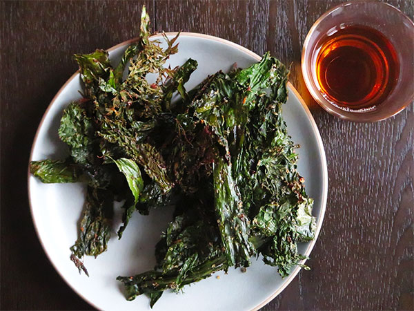 Kale and carrot chips with beer