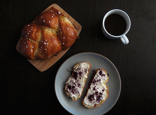 Raisin Bread with Vache Cheese and Blueberry Powder